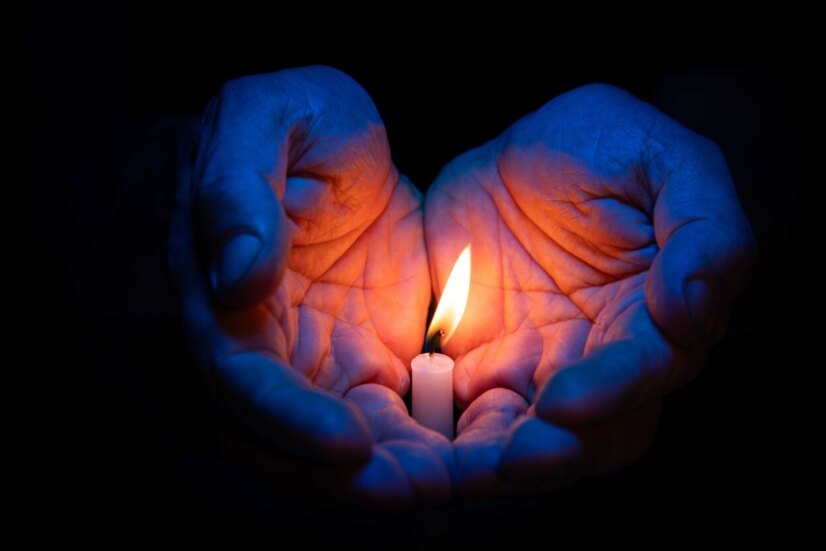 PH. Mauro Gandolfini - vincitore Block Notes 2026 - settimana 4 - tema Fuoco - mani che proteggono la fiamma di una candela